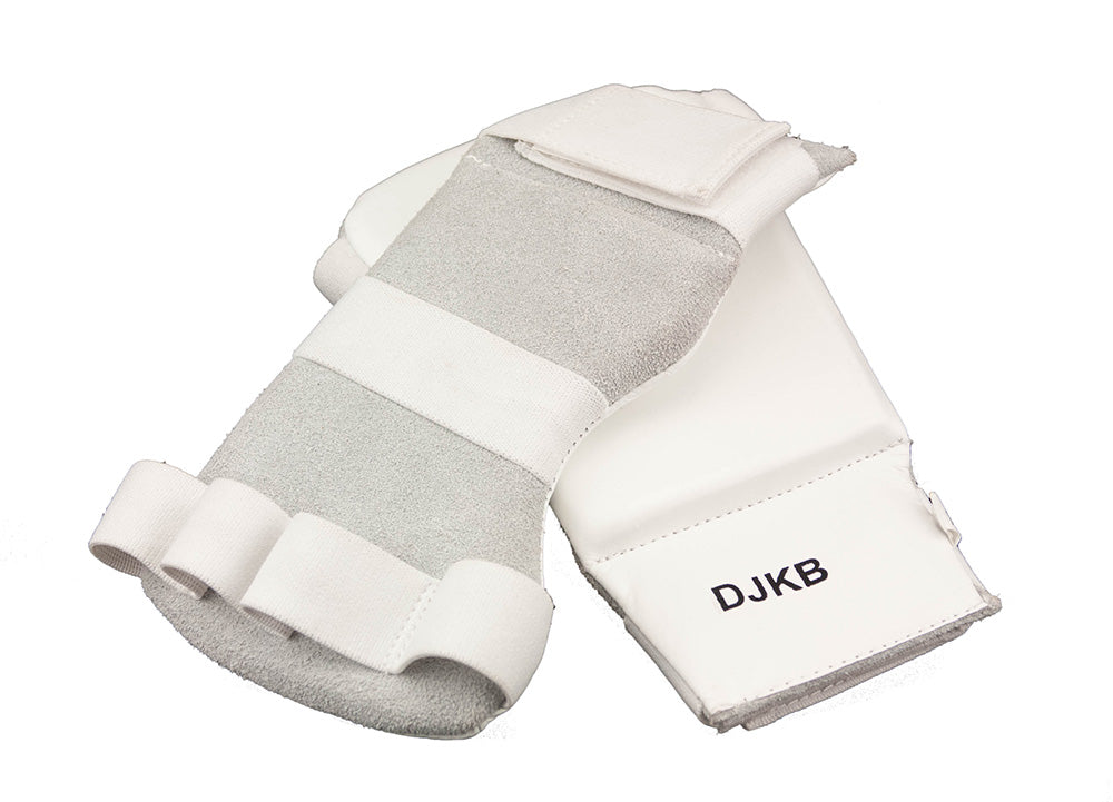 Karate Faustschützer DJKB Weiß - Training Wettkampf Faustschutz flach (Paar)